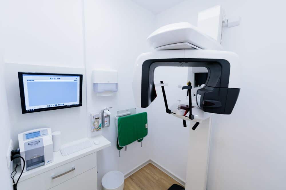 Ein Zimmer des Zahnarztes Königsplatz in Augsburg, ausgestattet mit einem Röntgengerät und einem Monitor.