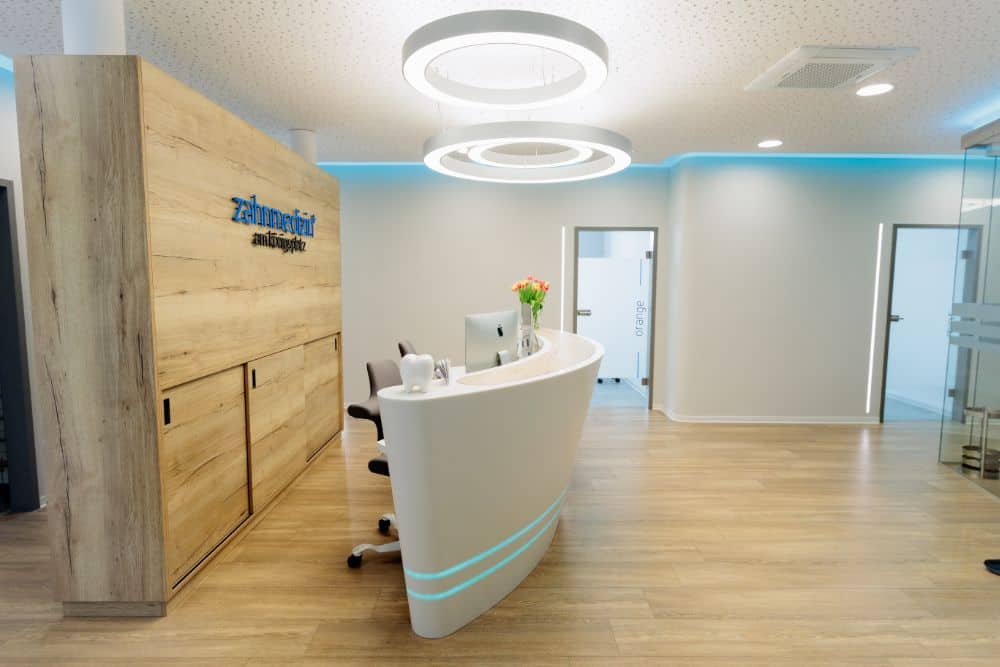 Ein moderner Büro-Empfangsbereich am Augsburger Königsplatz, konzipiert für einen Zahnarzt.