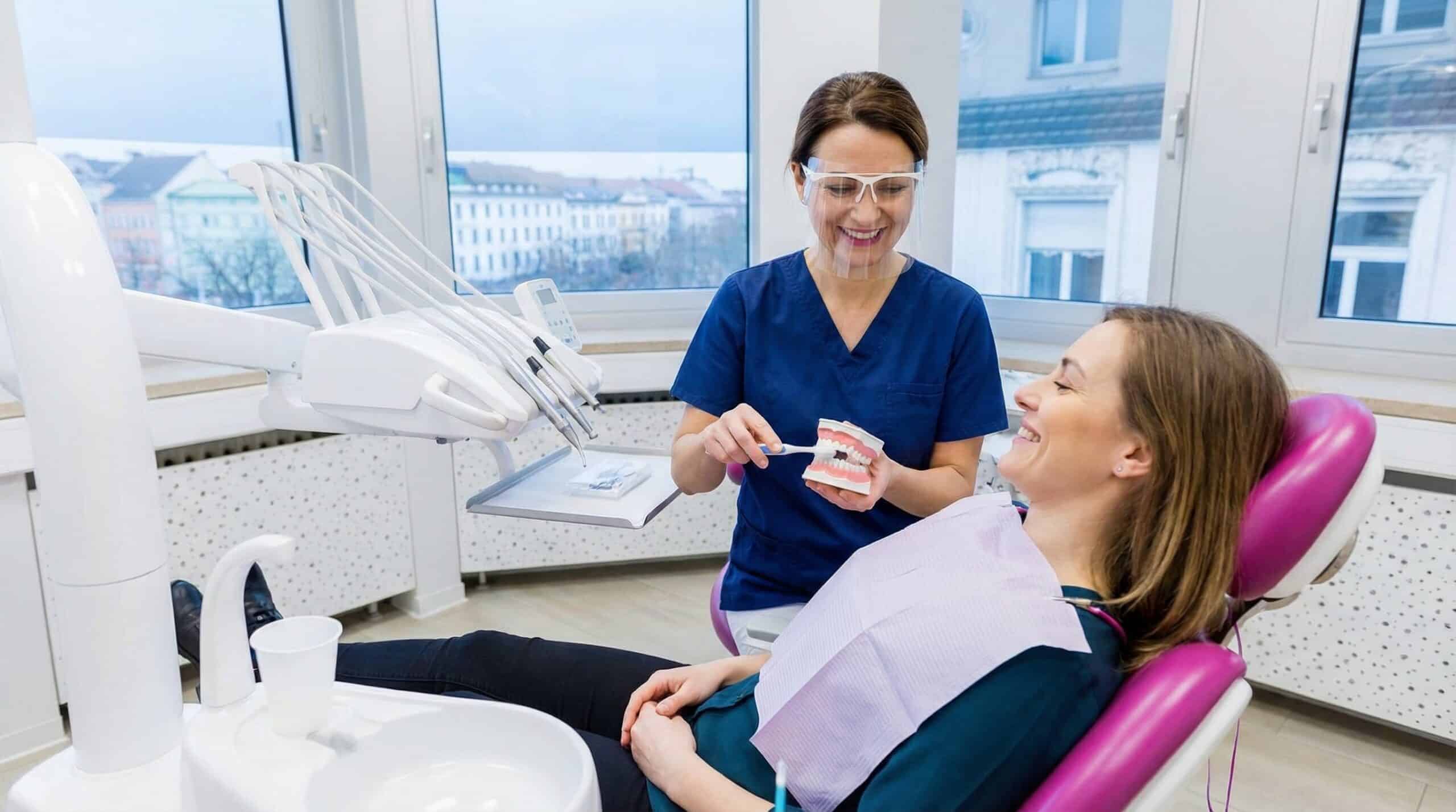 Vorbeugung von Backenzahn Schmerzen durch professionelle Zahnreinigung und optimale Mundhygiene