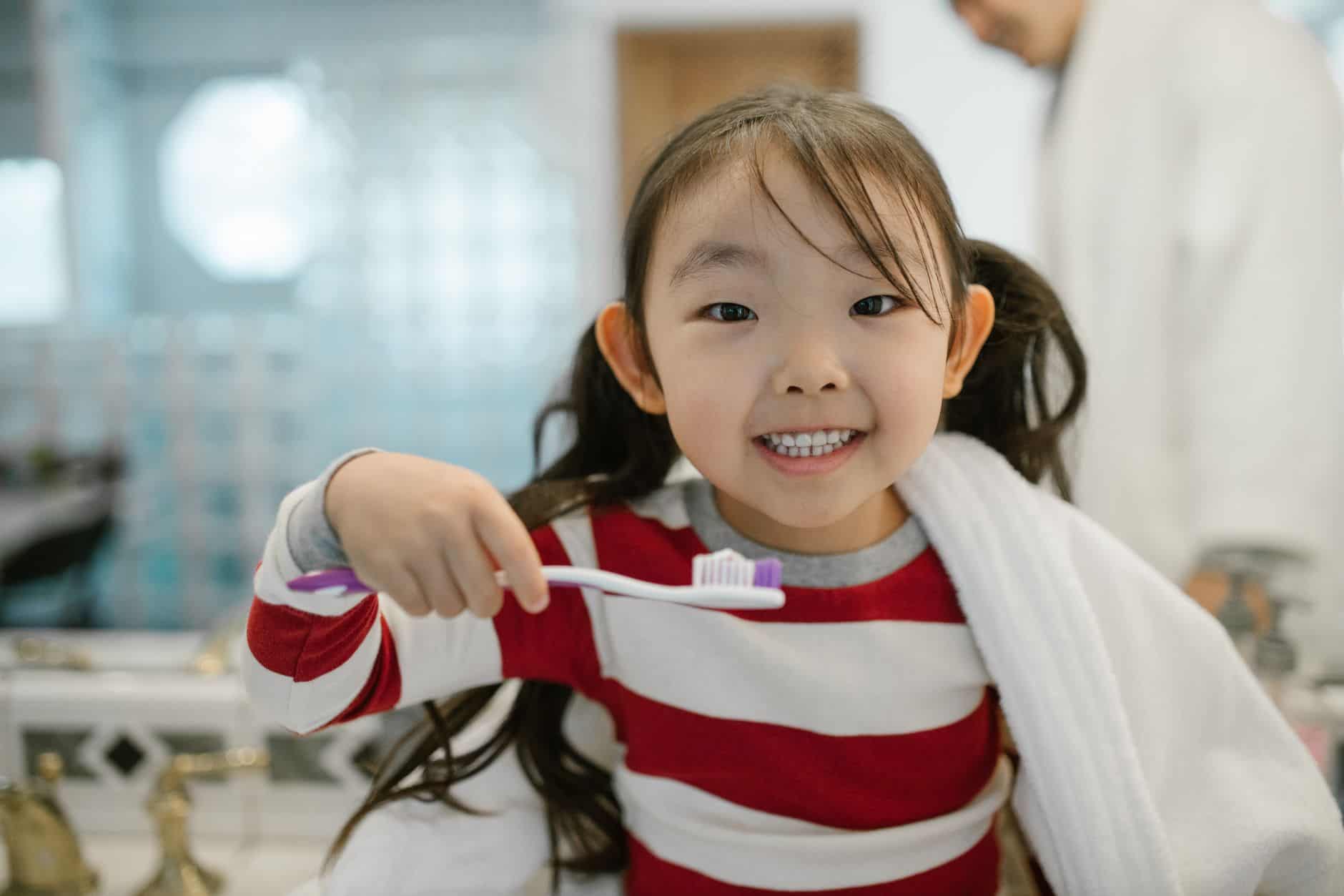 Kinderprophylaxe bei AUX-DENT: Fissurenversiegelung und Fluoridierung für gesunde Zähne
