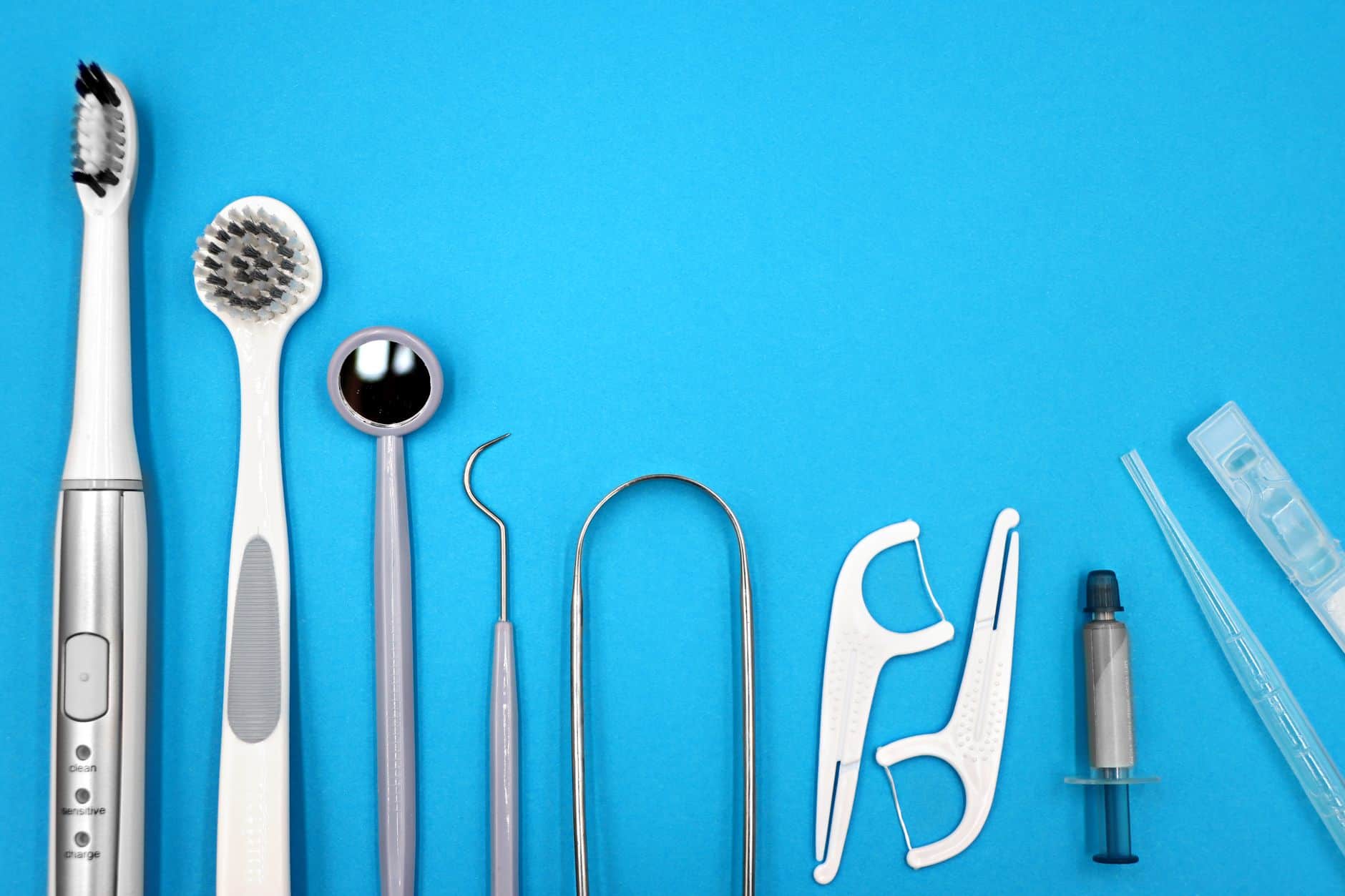 Korrekte Anwendung von Zahnseide und Interdentalbürsten für effektive Zahnzwischenraumpflege