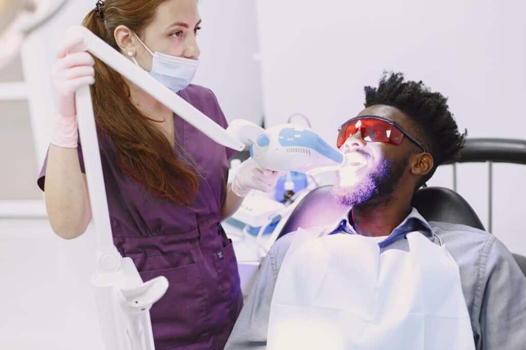 Bleaching: Professionelle Zahnaufhellung für strahlend weiße Zähne