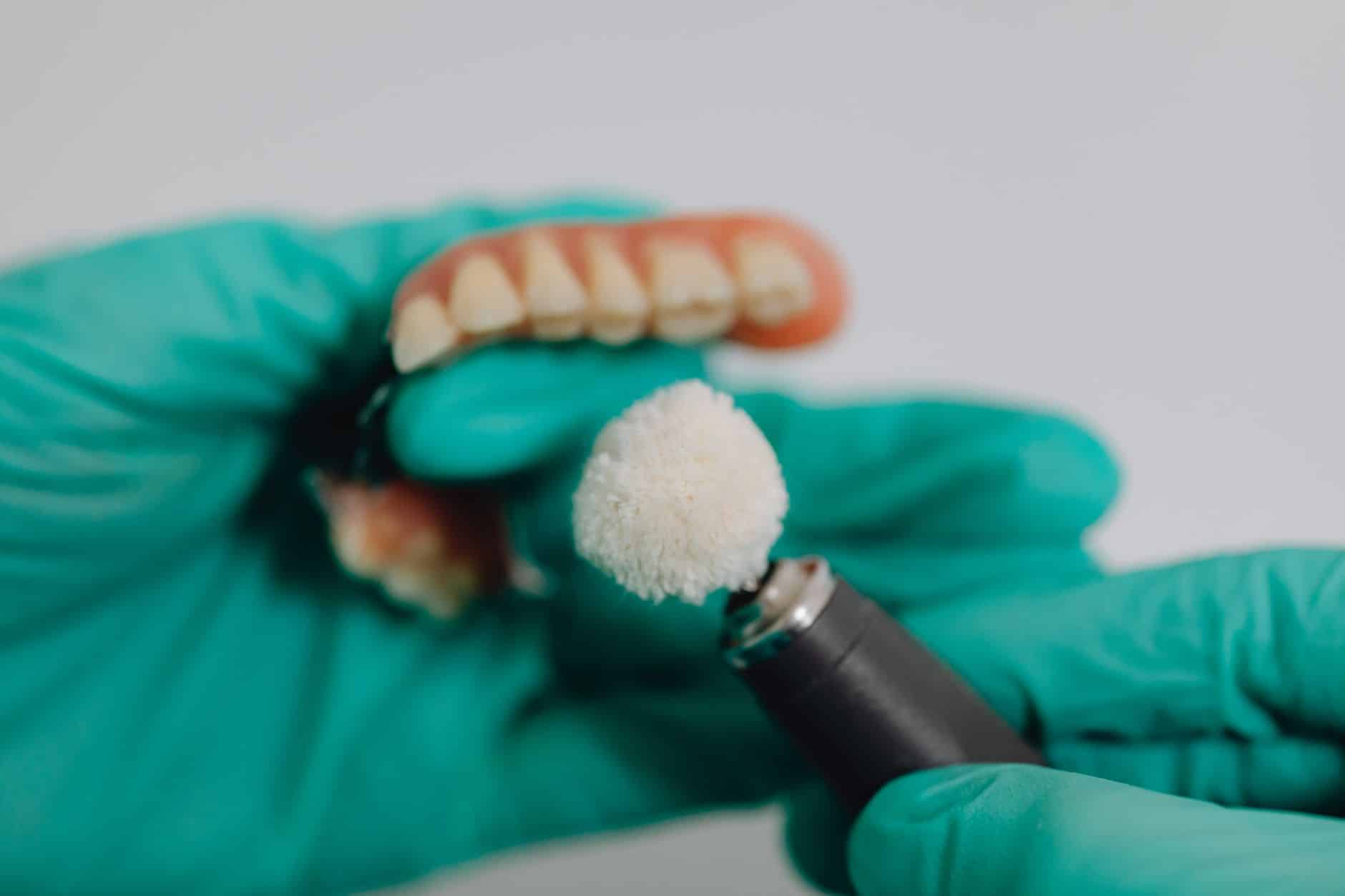 Zahnersatz im Ausland: Kosten und Risiken abwägen – Qualität bei AUX-DENT Augsburg