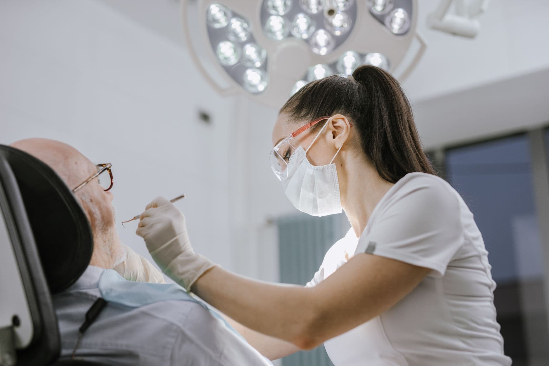 Phasen der Zahnsanierung: Von Diagnose über Behandlung bis zum neuen Zahnersatz